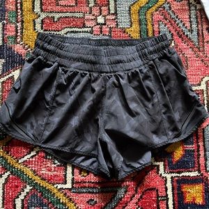 Lululemon Hotty Hot 2.5 black camo shorts size 6